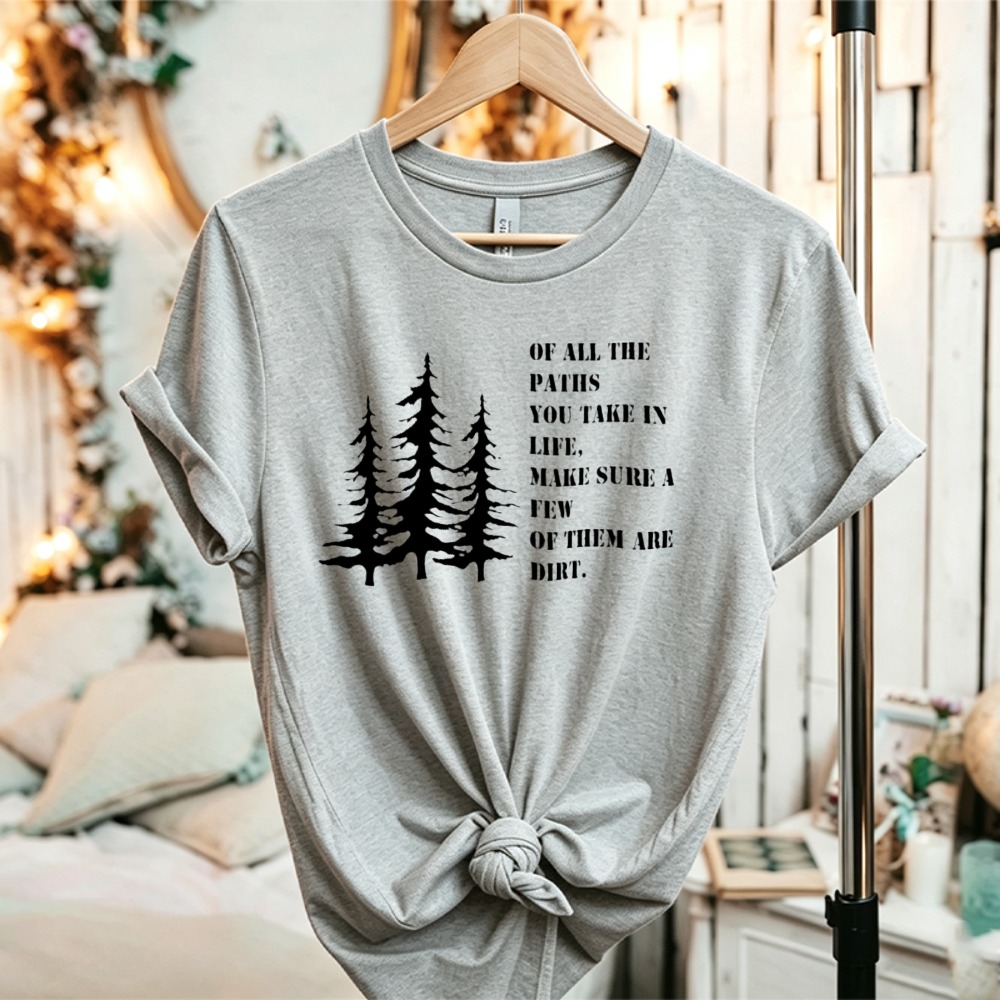 Outdoor Adventure Quotes Short - เสื้อยืดลายกราฟิกคำคมธรรมชาติจากต้นสน สำหรับการผจญภัยกลางแจ้ง เดินป่าในป่า ข้อความสำหรับนักสำรวจธรรมชาติและผู้รักธรรมชาติ เสื้อยืดผ้าฝ้ายสำหรับทุกเพศ