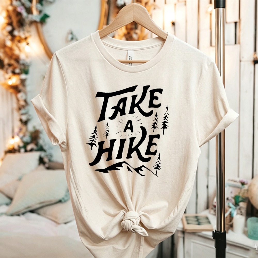 Outdoor Adventure Quotes Short - เสื้อยืดลายกราฟิกภูเขาไพน์ทรีสำหรับกิจกรรมกลางแจ้ง พิมพ์คำพูดเกี่ยวกับการเดินป่า ผู้รักธรรมชาติในป่า ผ้าฝ้ายลำลอง